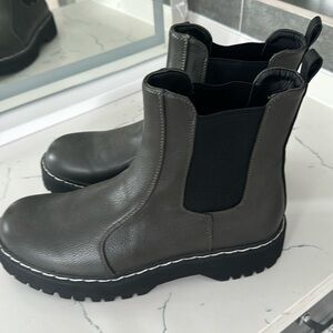 Never worn. Great condition